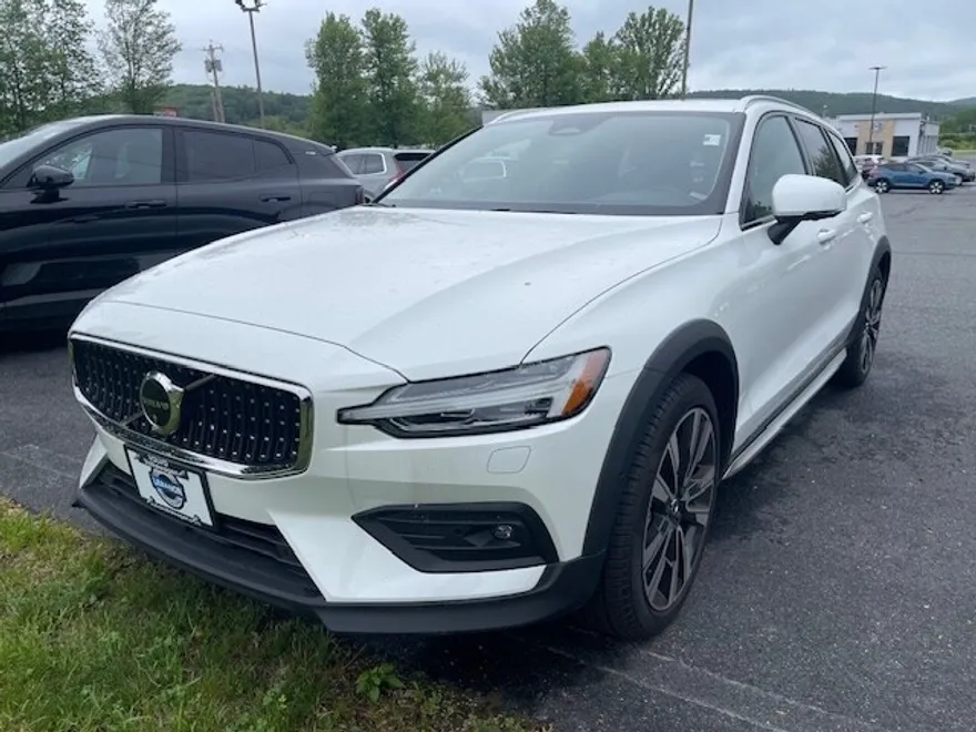 2025 Volvo V60 Cross Country B5 photo 1