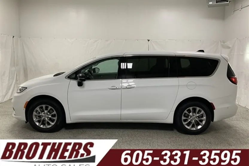2024 Chrysler Pacifica Touring L photo 1