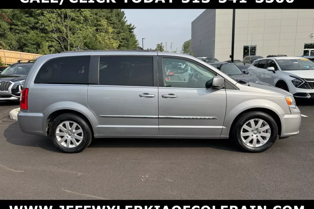 2015 Chrysler Town & Country Touring photo 1