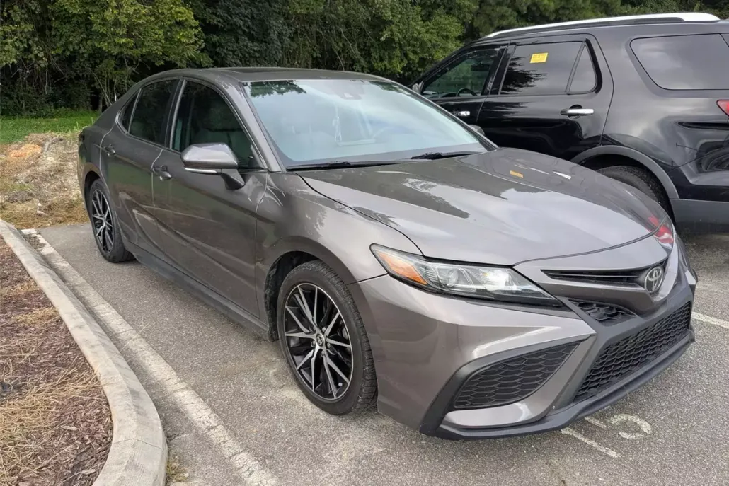 2022 Toyota Camry SE photo 1