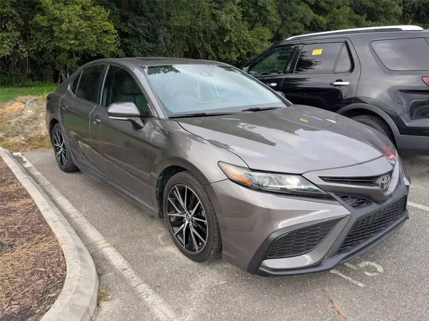 2022 Toyota Camry SE photo 1