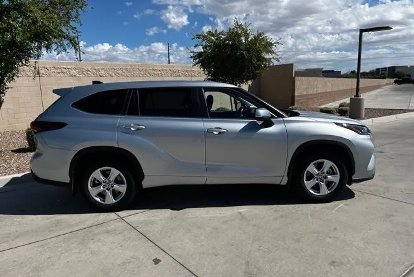 2024 Toyota Highlander LE photo 1