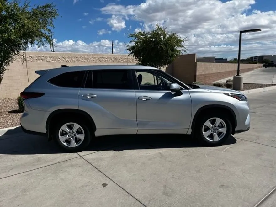 2024 Toyota Highlander LE photo 1