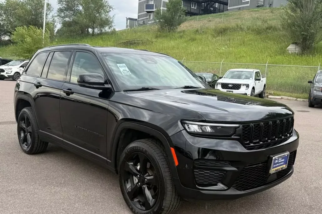 2023 Jeep Grand Cherokee Laredo photo 1