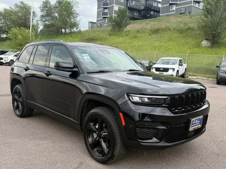 2023 Jeep Grand Cherokee Laredo photo 1