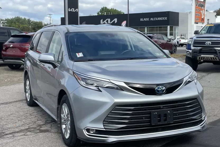 2023 Toyota Sienna Platinum photo 1