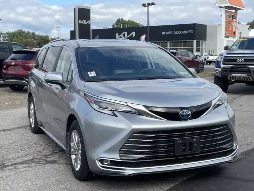 2023 Toyota Sienna Platinum photo 1