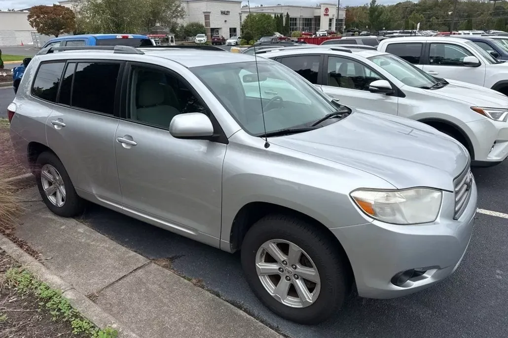 2010 Toyota Highlander Base photo 1