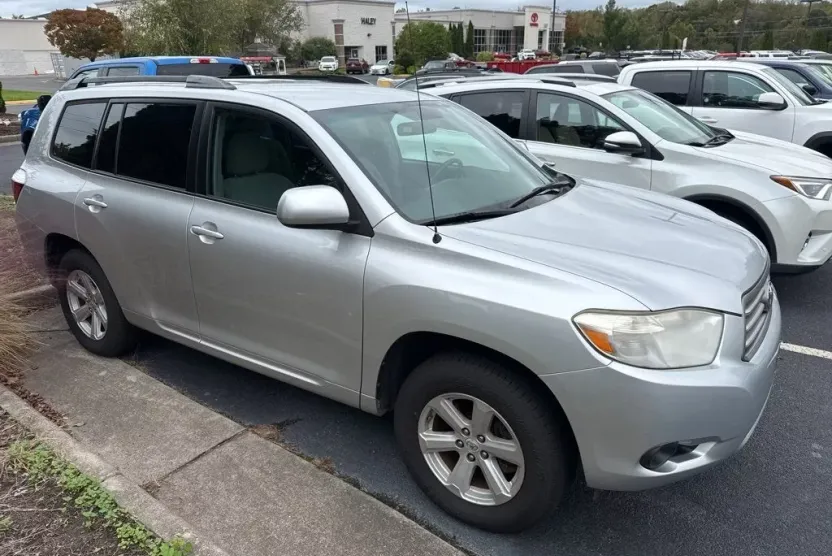 2010 Toyota Highlander Base photo 1