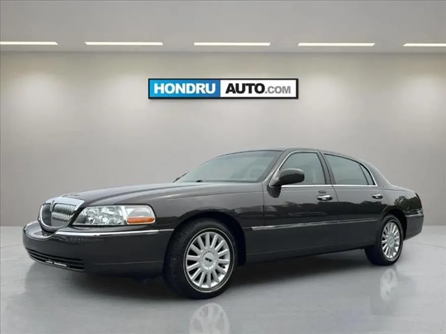 2005 Lincoln Town Car Signature photo 1