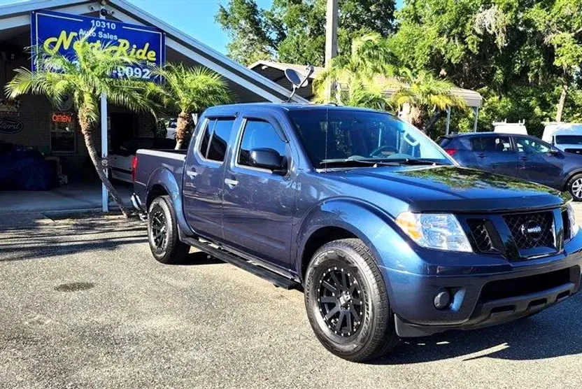 2017 Nissan Frontier SV Crew Cab photo 1