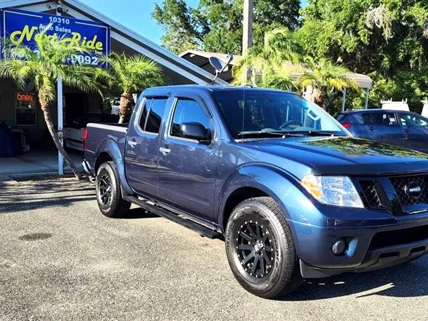 2017 Nissan Frontier SV Crew Cab photo 1