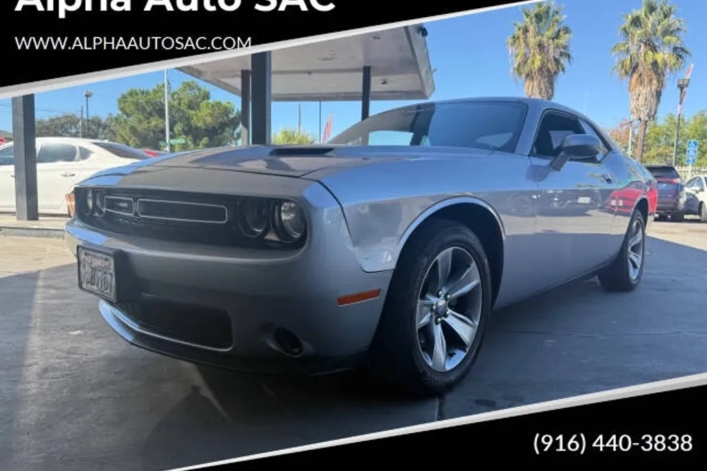 2015 Dodge Challenger SXT photo 1