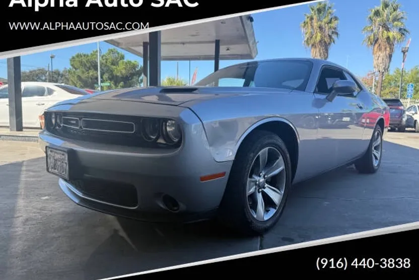 2015 Dodge Challenger SXT photo 1