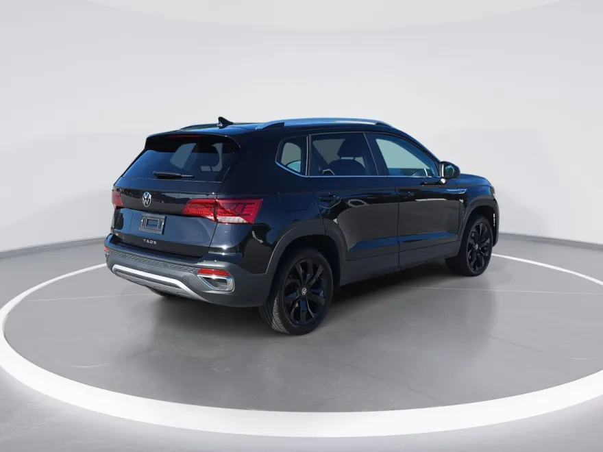 2024 Volkswagen Taos SE photo 1