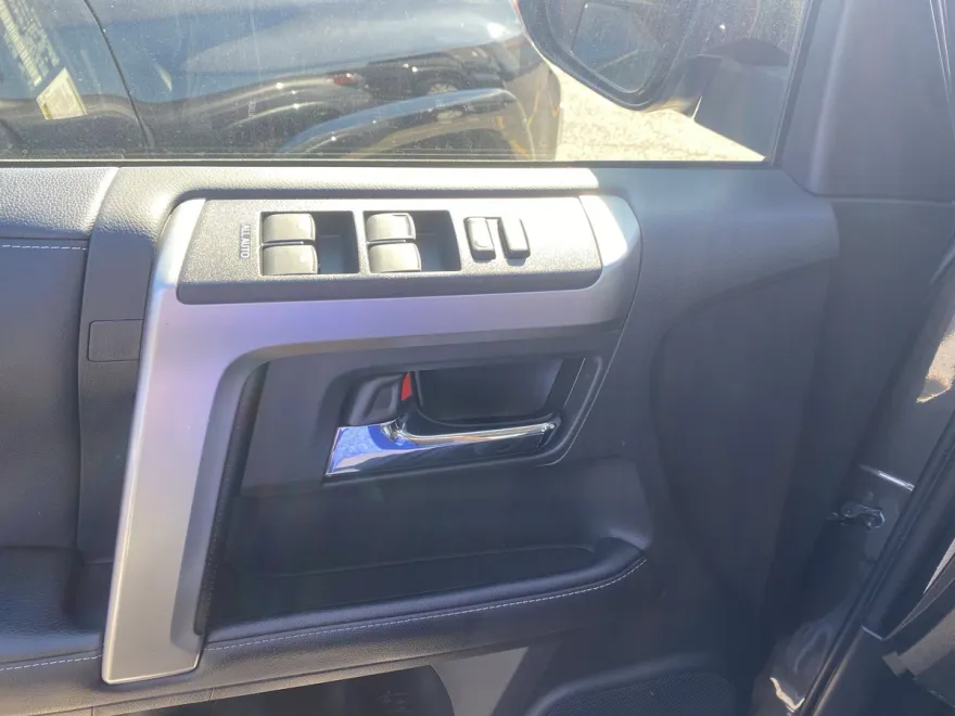 2022 Toyota 4Runner SR5 photo 1