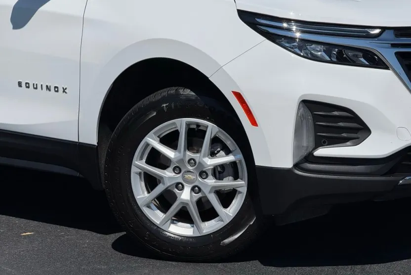 2023 Chevrolet Equinox LT photo 1