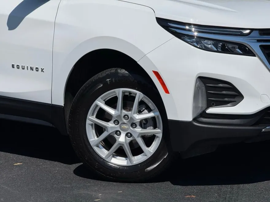 2023 Chevrolet Equinox LT photo 1
