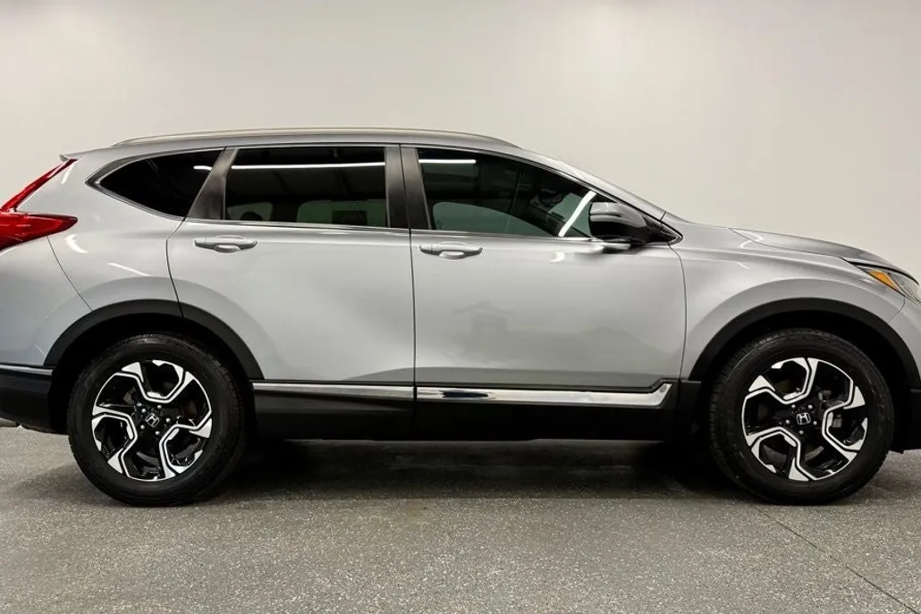 2017 Honda CR-V Touring photo 1