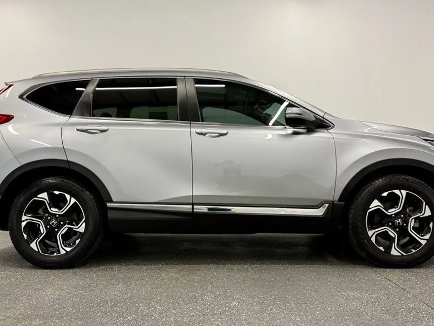 2017 Honda CR-V Touring photo 1