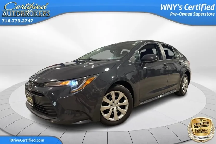 2017 Nissan Versa Sedan SV photo 1