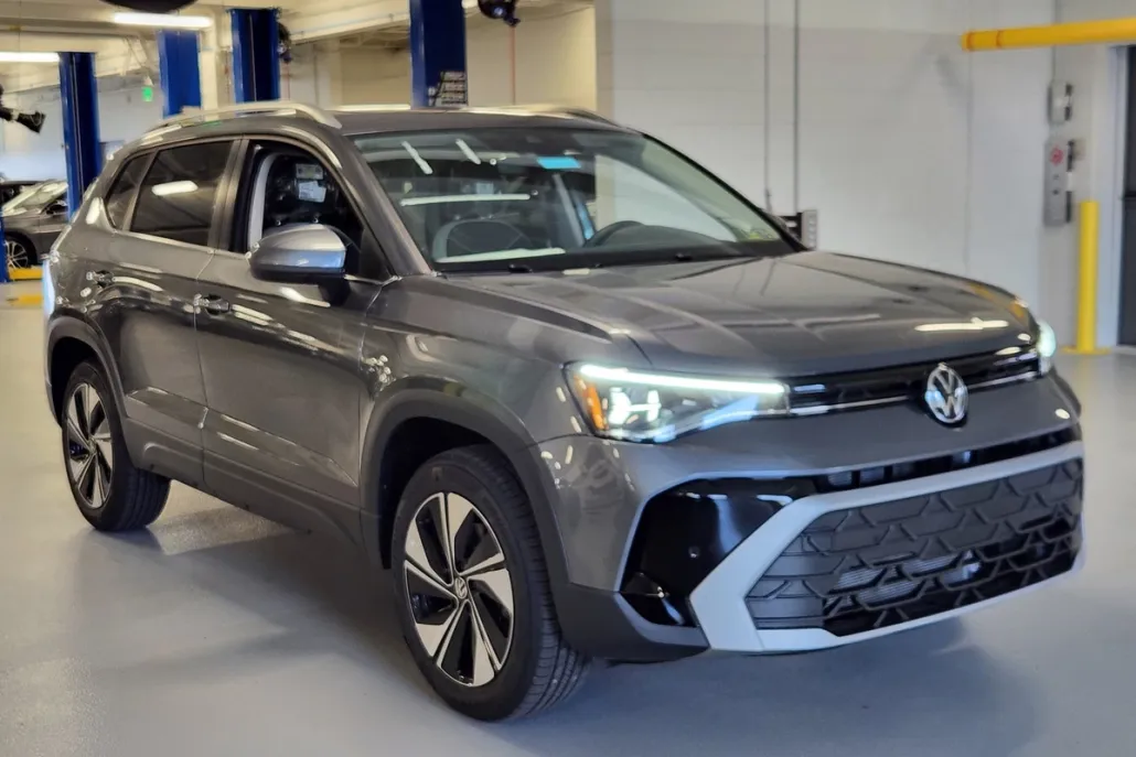 2025 Volkswagen Taos SE photo 1
