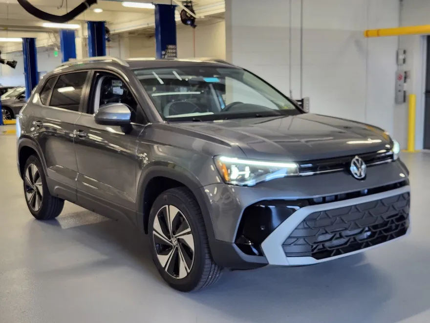 2025 Volkswagen Taos SE photo 1