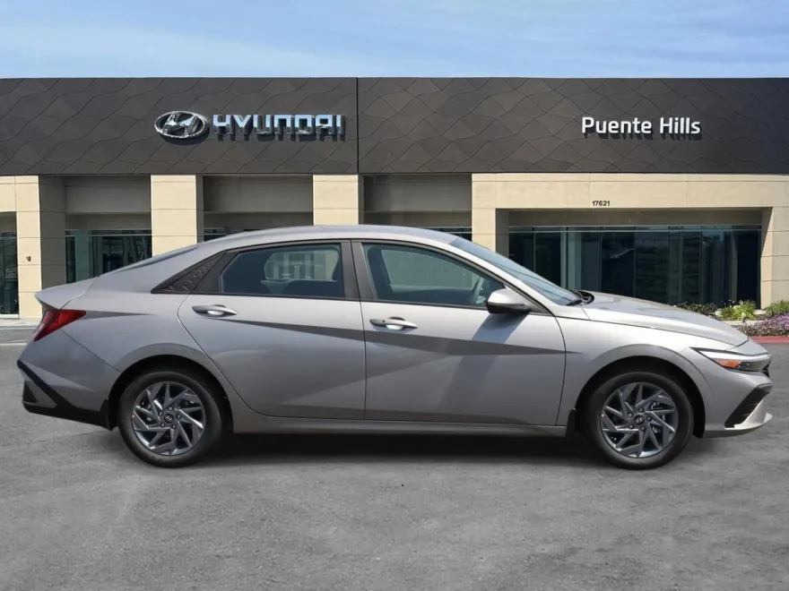 2025 Hyundai Elantra SEL Sport photo 1