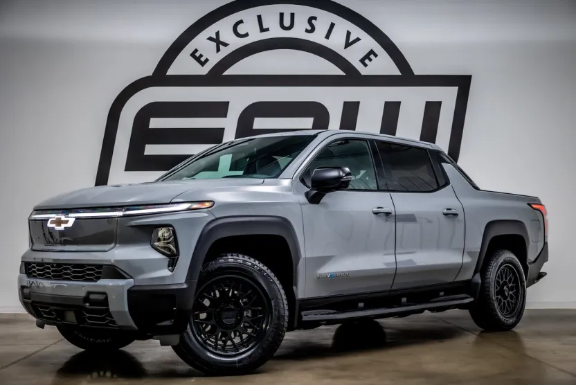2025 Chevrolet Silverado EV LT photo 1