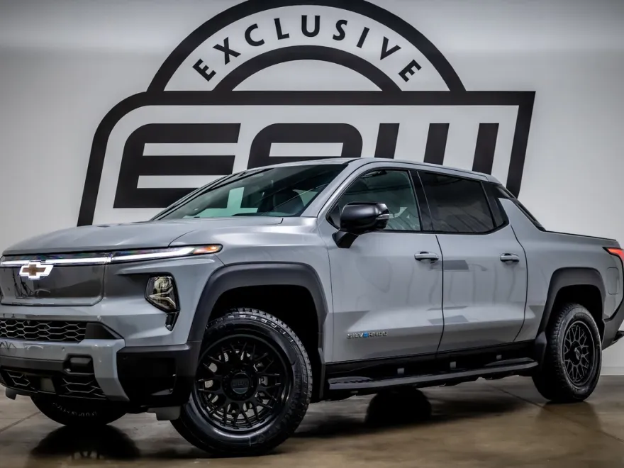 2025 Chevrolet Silverado EV LT photo 1