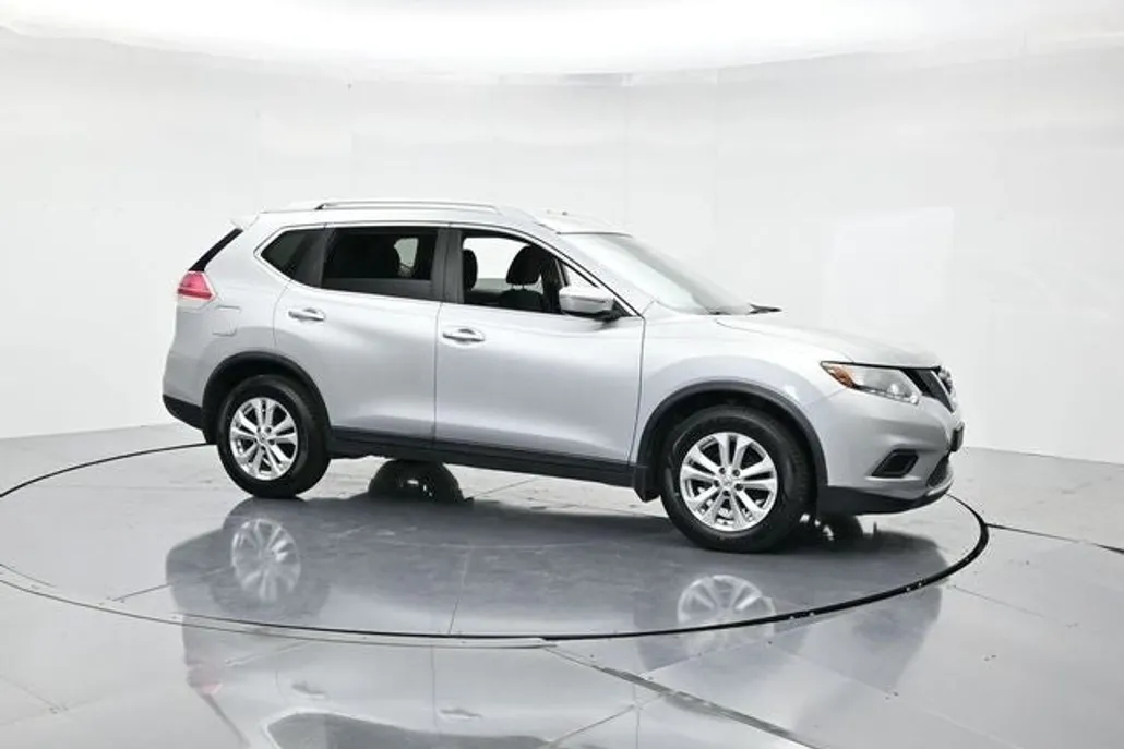 2015 Nissan Rogue SV photo 1