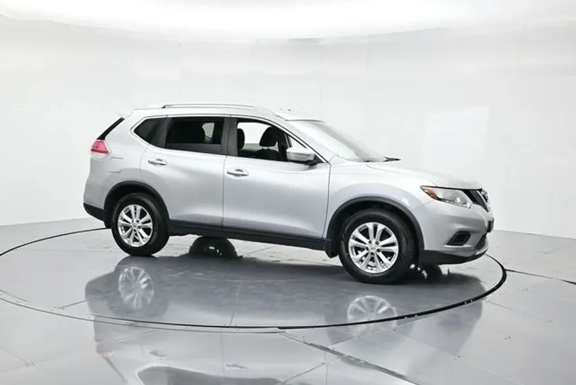 2015 Nissan Rogue SV photo 1