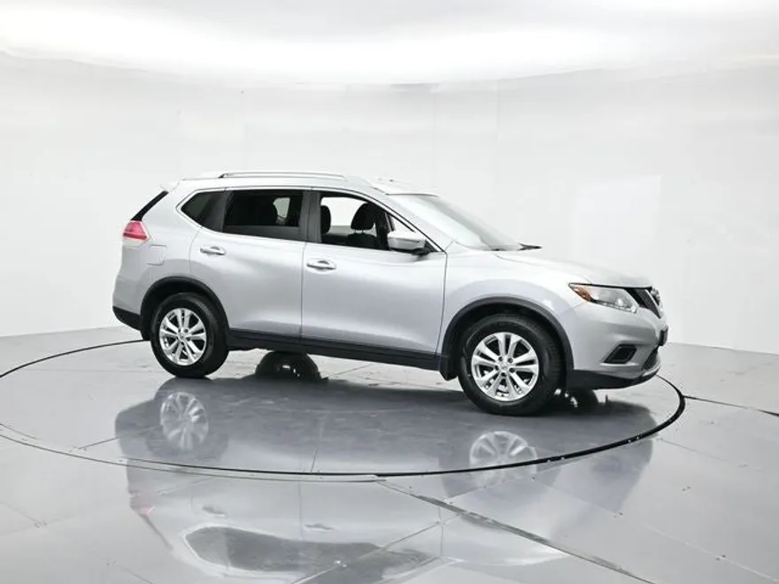 2015 Nissan Rogue SV photo 1