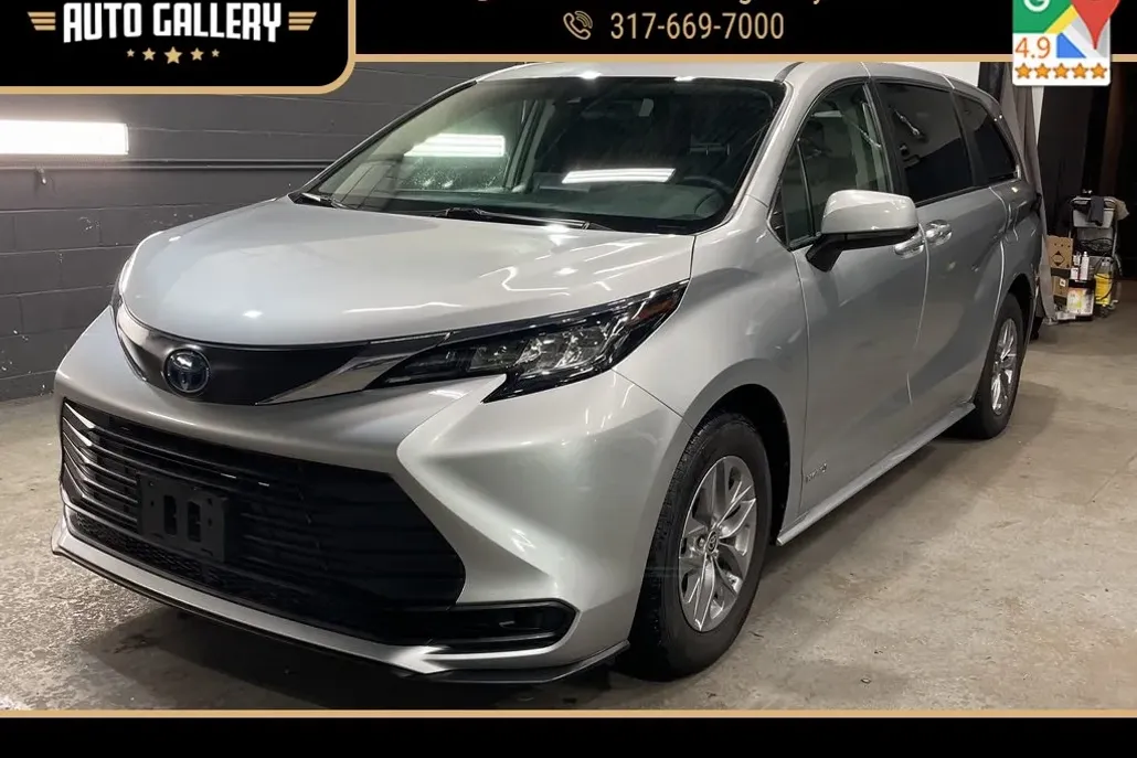 2021 Toyota Sienna LE photo 1