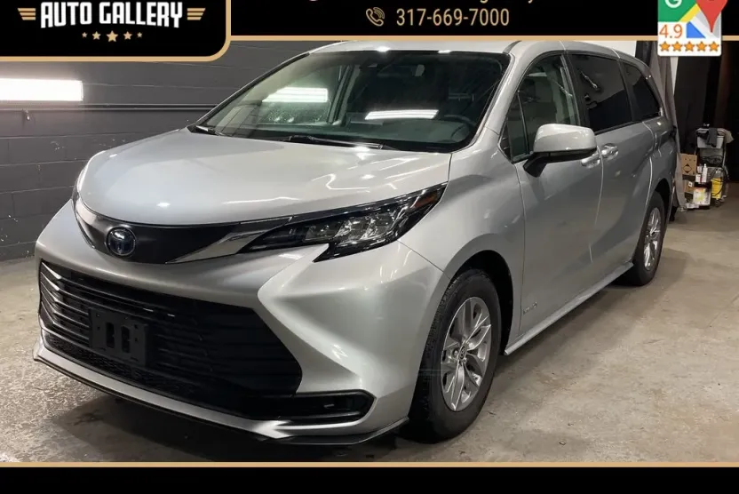 2021 Toyota Sienna LE photo 1