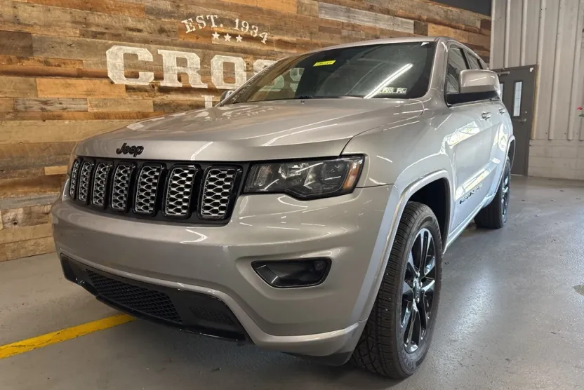 2021 Jeep Grand Cherokee Laredo X photo 1