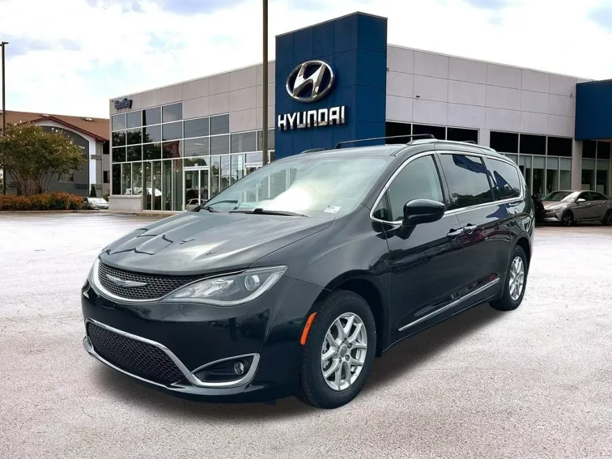 2020 Chrysler Pacifica Touring L photo 1