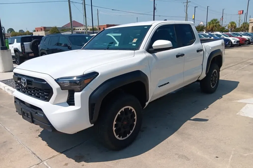 2024 Toyota Tacoma SR5 photo 1