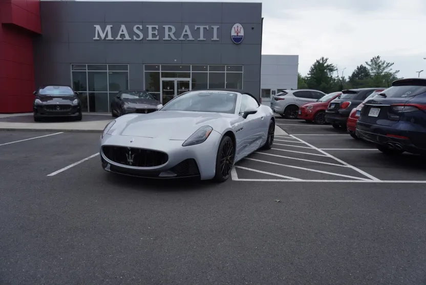 2025 Maserati Grancabrio photo 1