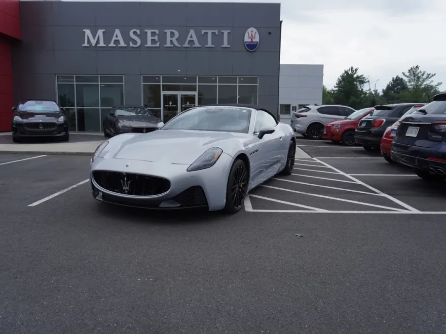 2025 Maserati Grancabrio photo 1