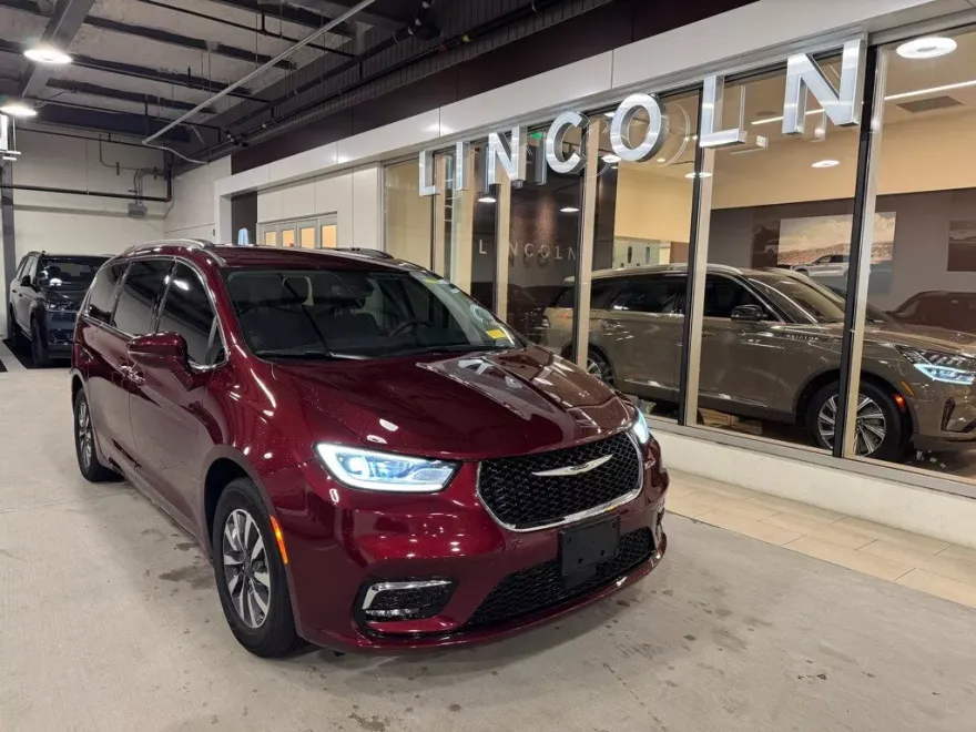 2022 Chrysler Pacifica Hybrid Touring L photo 1