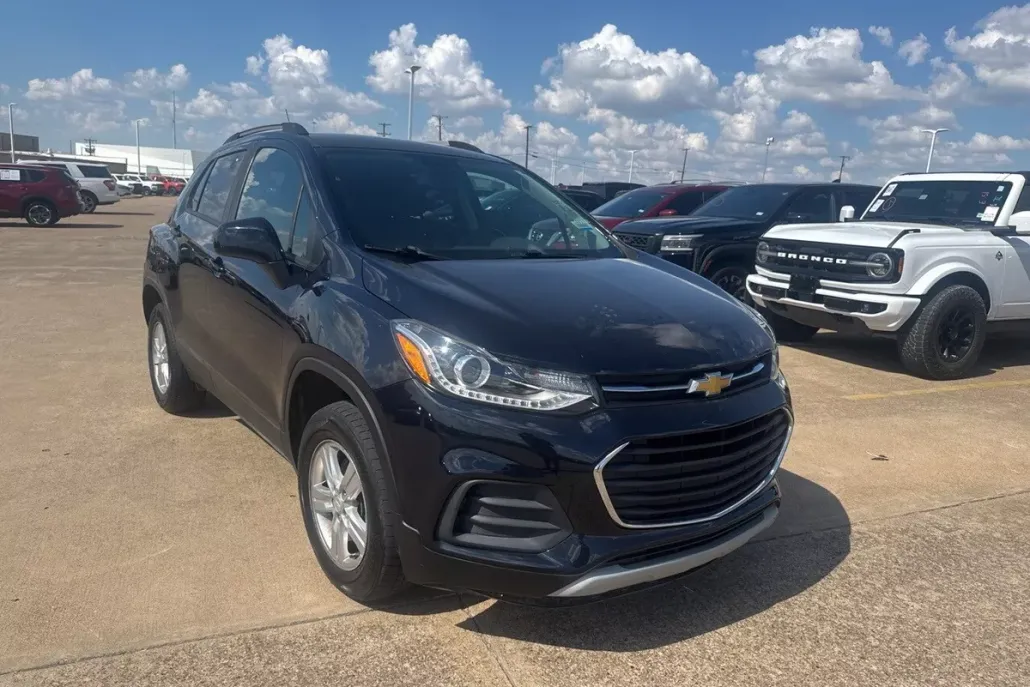 2022 Chevrolet Trax LT photo 1