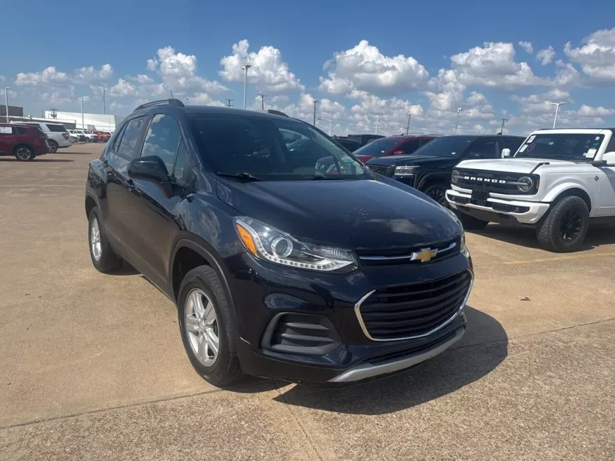 2022 Chevrolet Trax LT photo 1