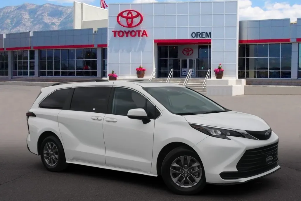 2024 Toyota Sienna LE photo 1