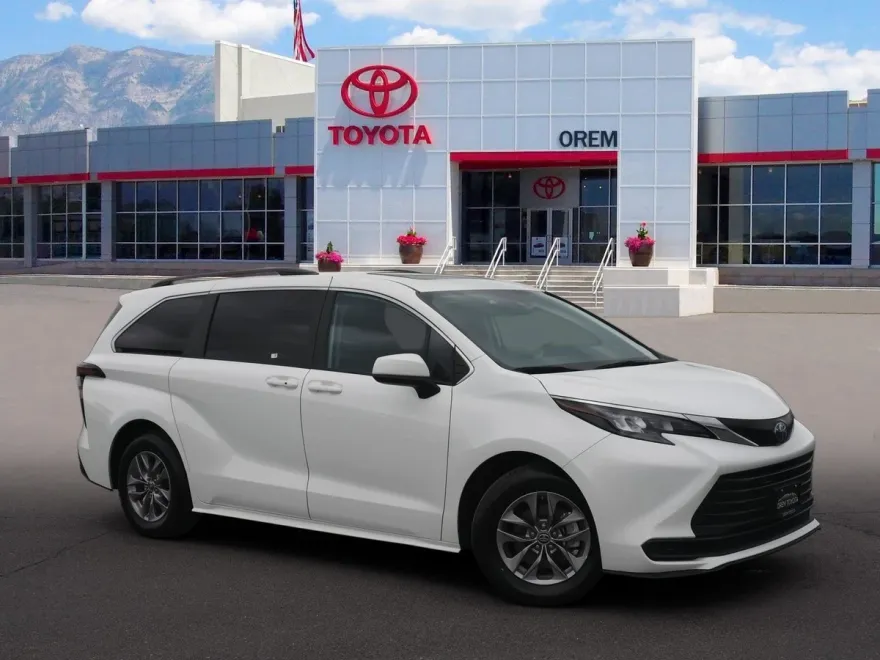 2024 Toyota Sienna LE photo 1
