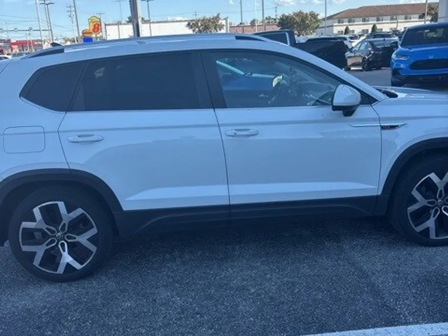 2022 Volkswagen Taos SEL photo 1