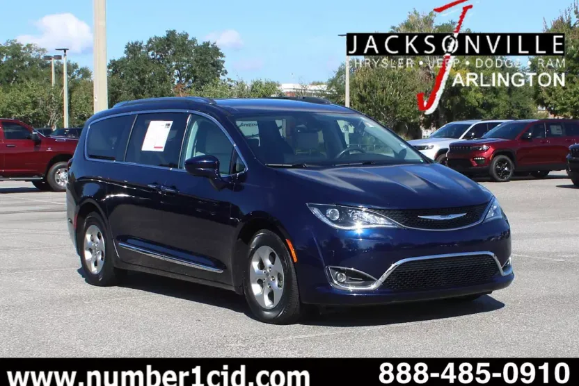 2017 Chrysler Pacifica Touring Plus photo 1