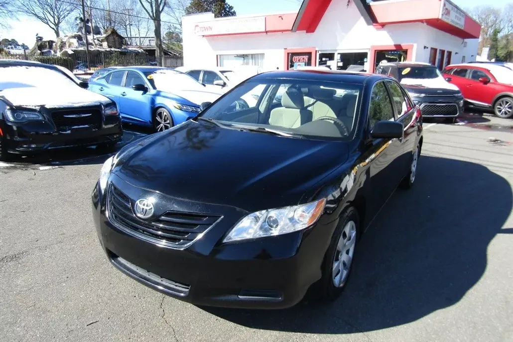 2009 Toyota Camry LE photo 1