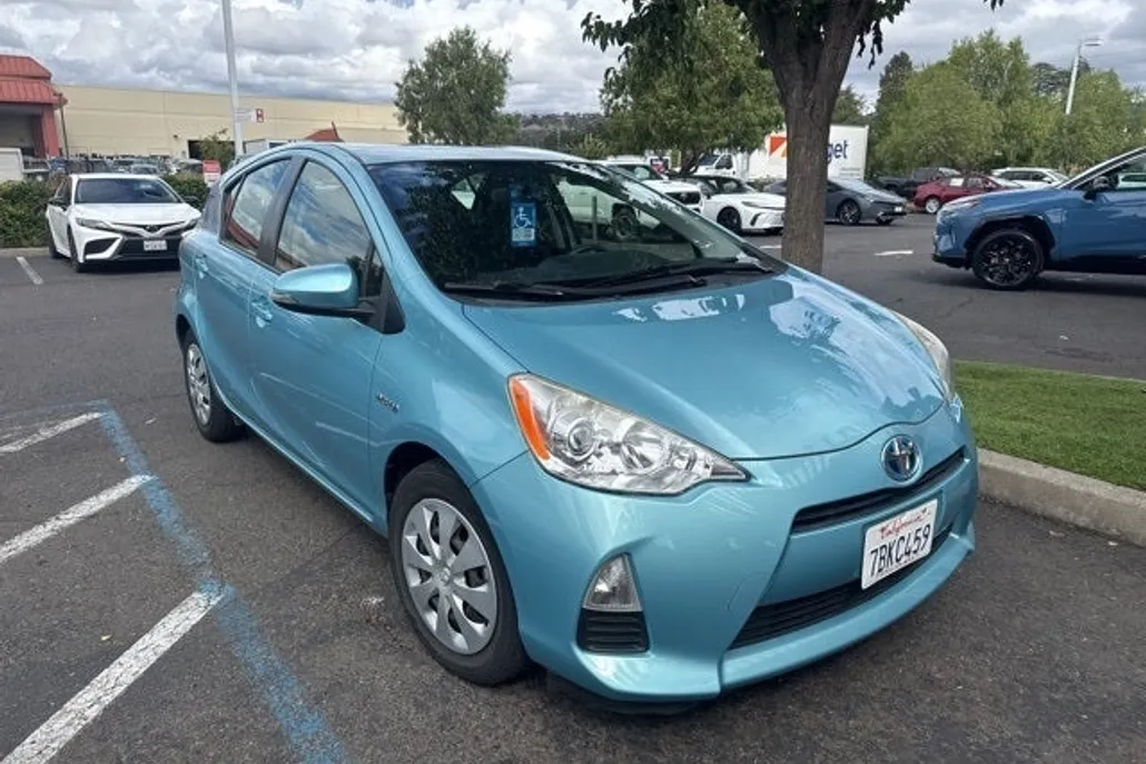 2013 Toyota Prius C Two photo 1