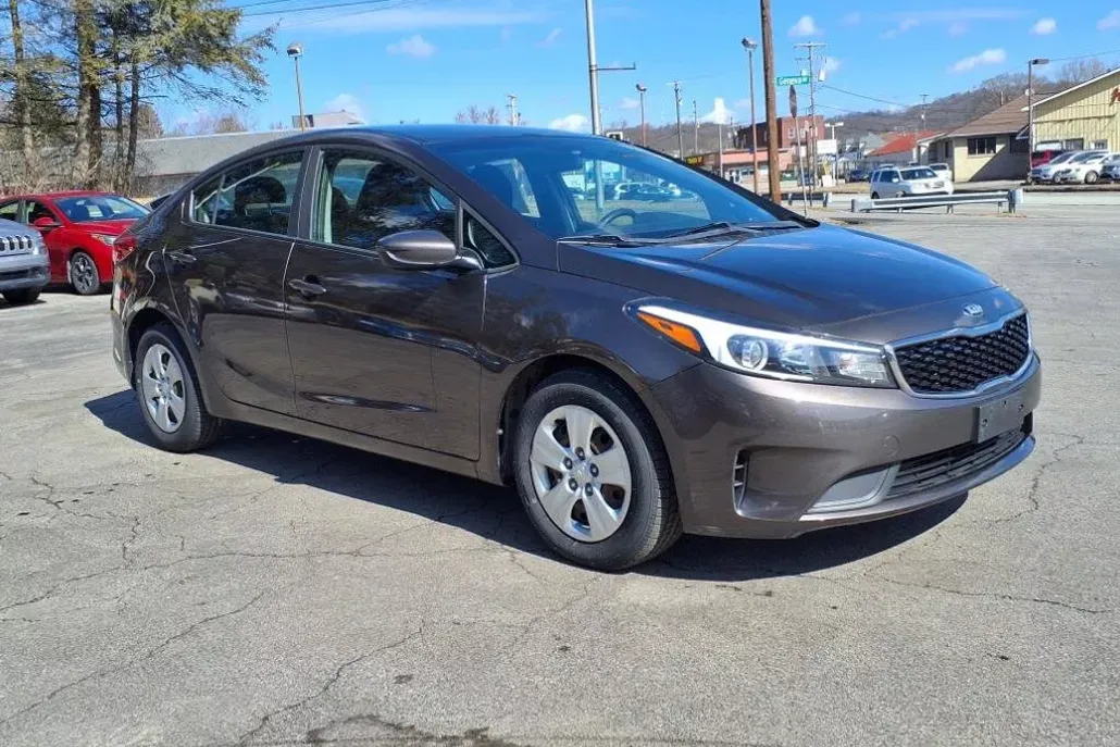 2017 Kia Forte LX photo 1